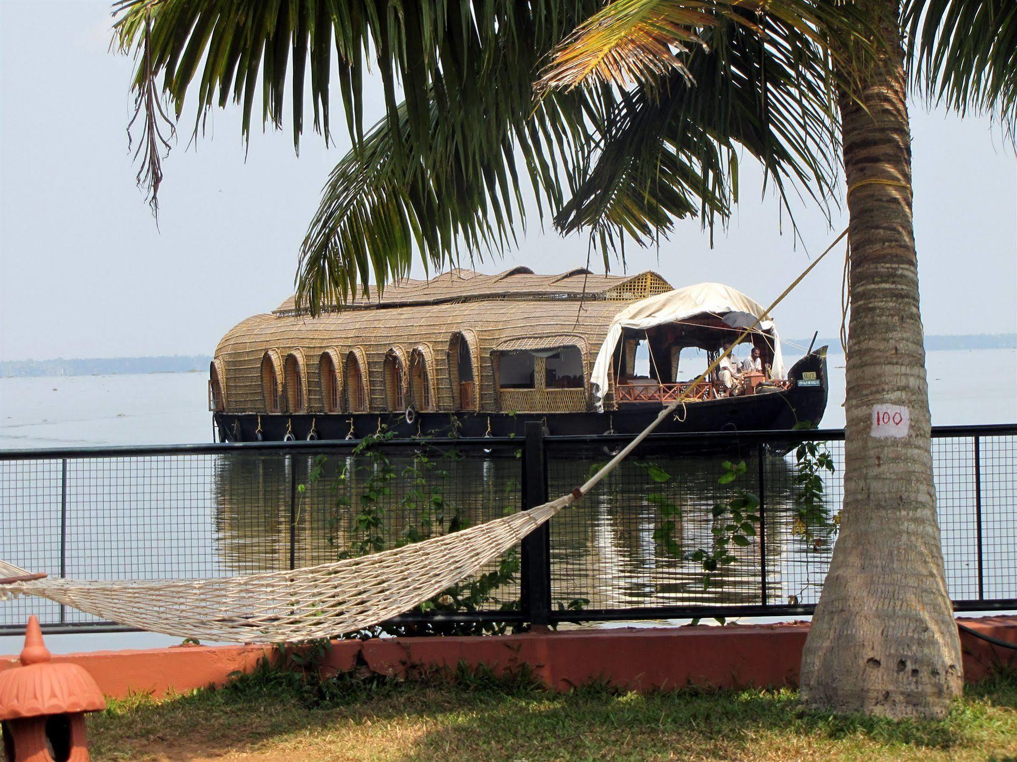 Abad Whispering Palms Hotel Kumarakom Exterior photo
